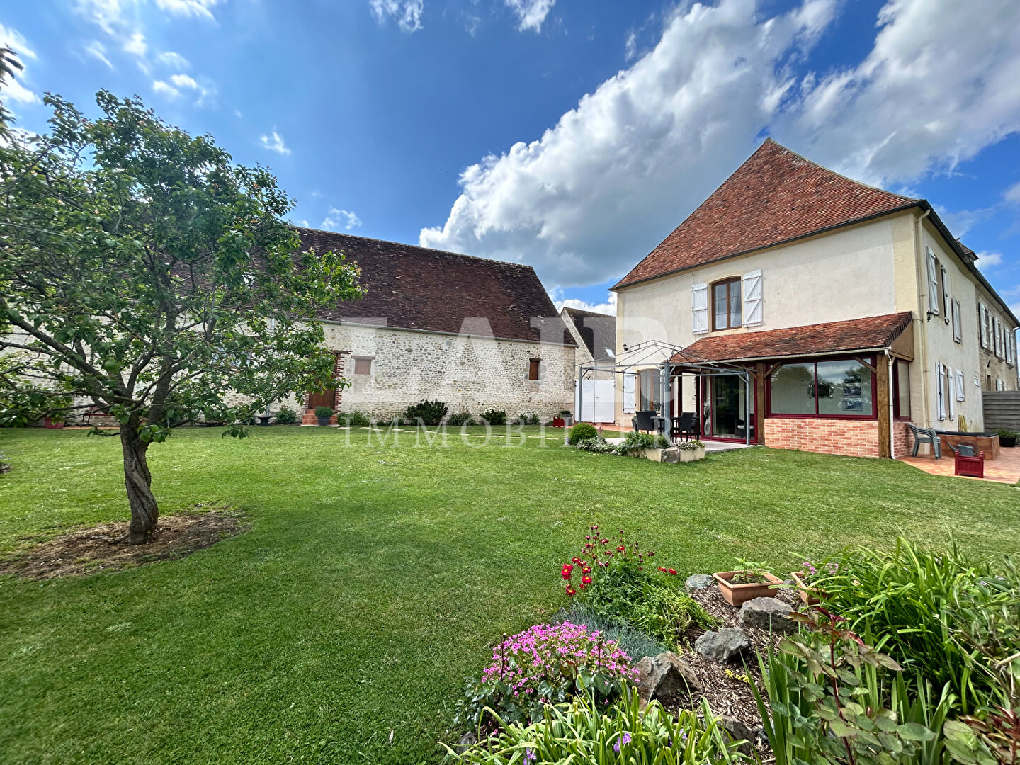 Maison de bourg avec gite, garage et jardin