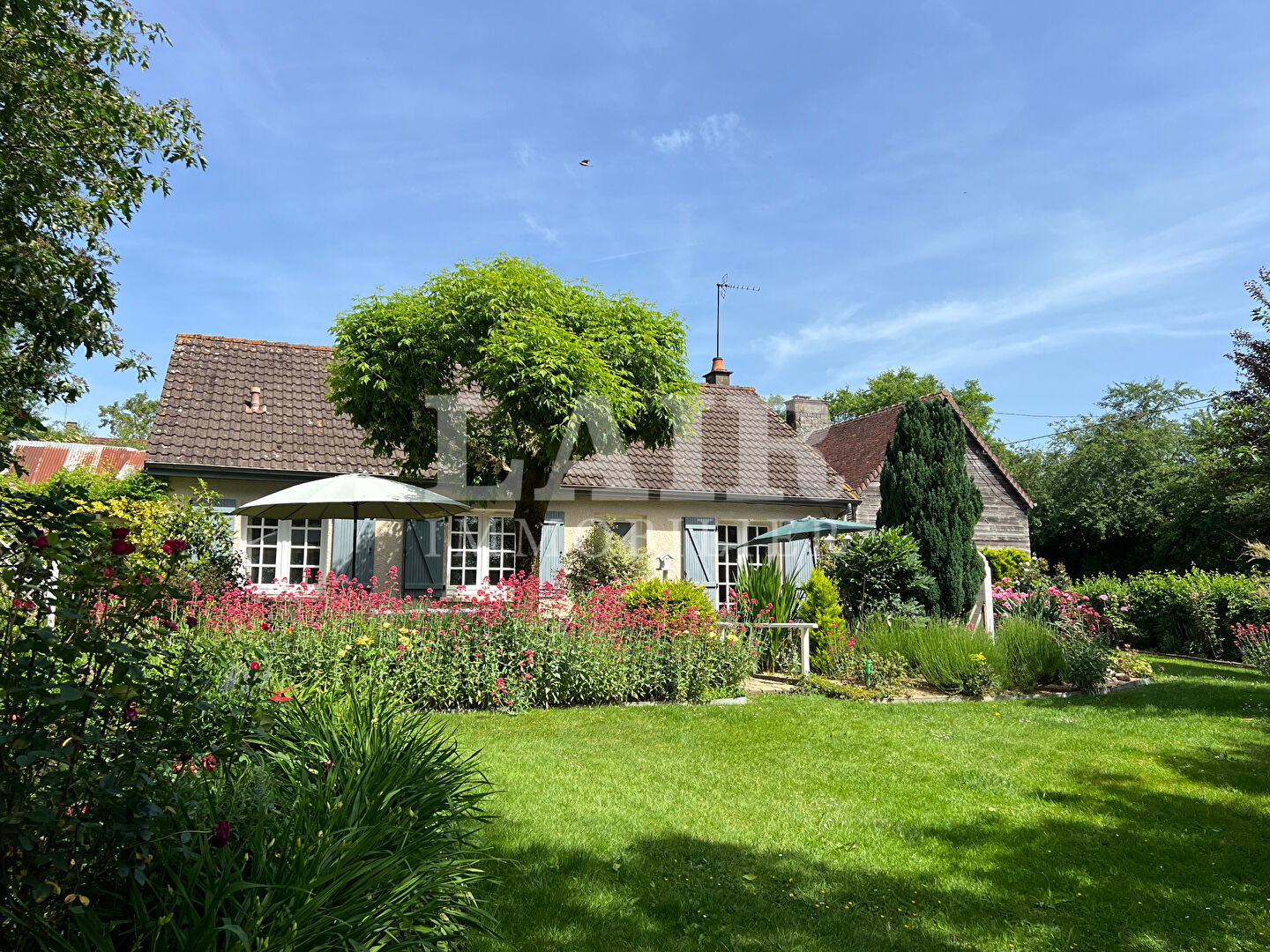 Maison 10 minutes de Putanges et 5 minutes de Rânes, dépendances et jardin. Réf: E15339