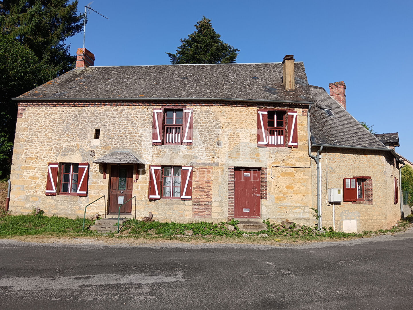 Maison au coeur d'un bourg tout commerce - ref. L15487
