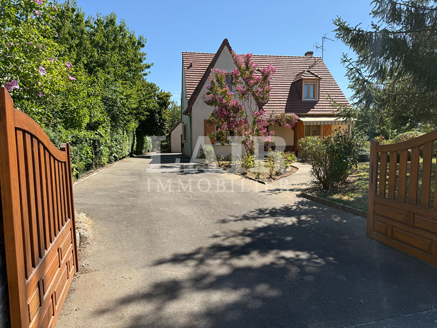 Maison familiale de 165 m² avec jardin, double garage et vie de plain-pied réf: F15552
