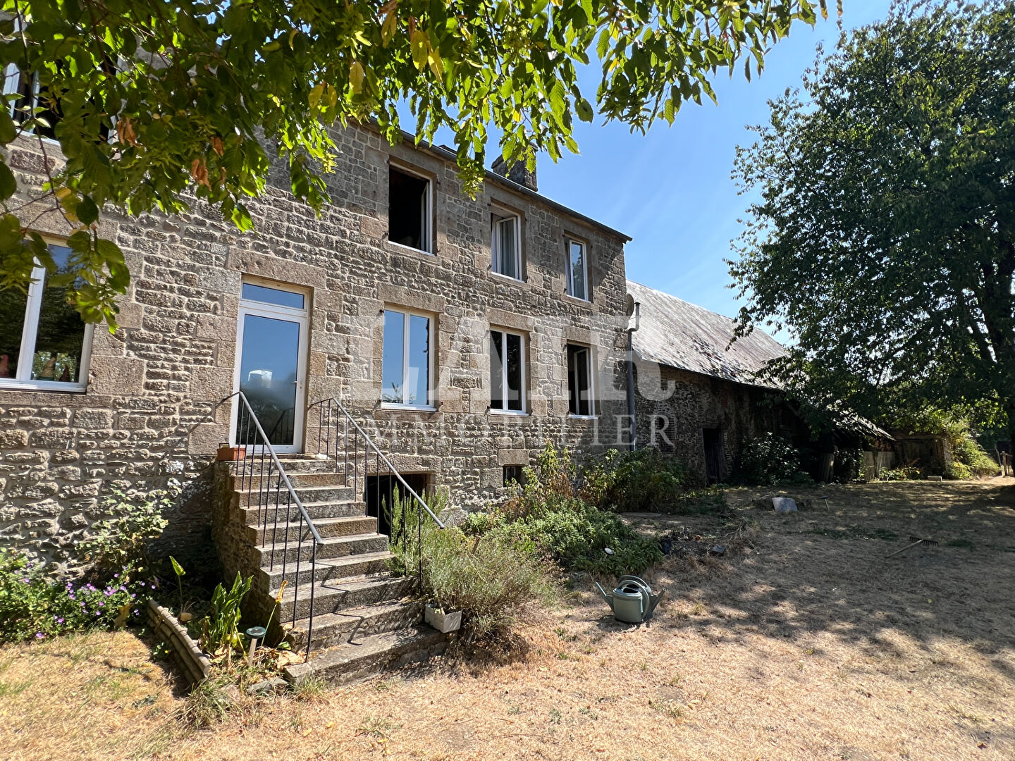 Maison Rânes avec dépendances sur terrain de 4080 m2 - Réf :E15602