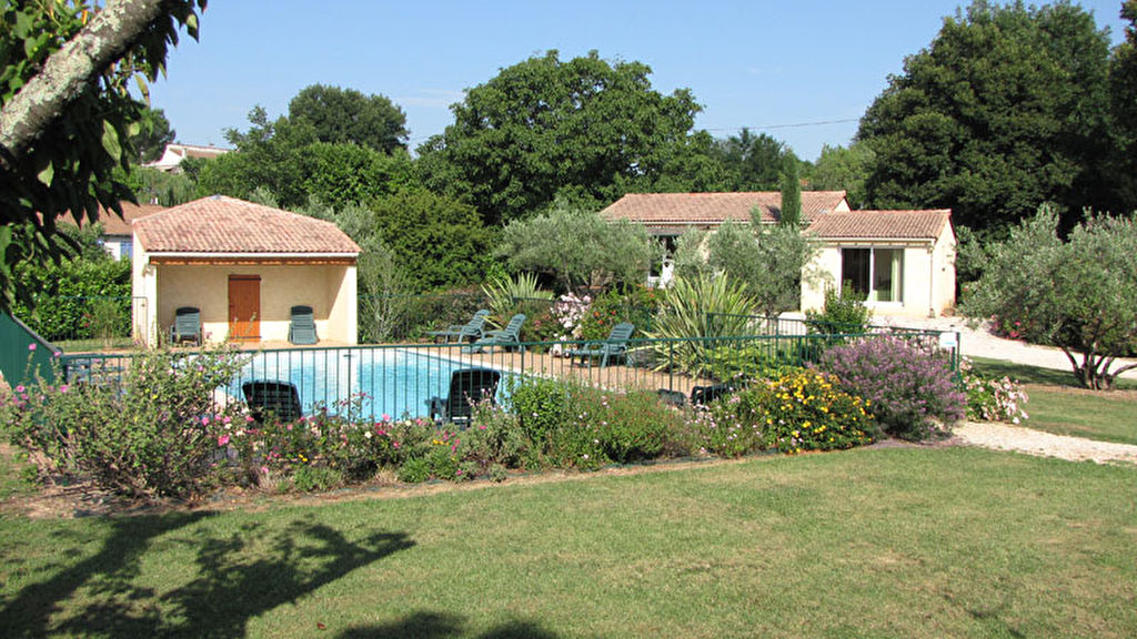 ENSEMBLE IMMOBILIER AVEC 2 VILLAS ET PISCINE SaintAmbroix 18290