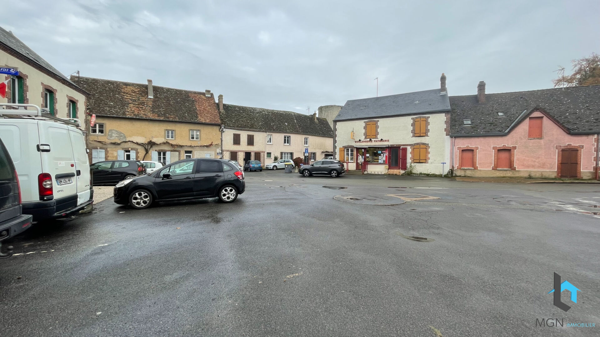 Photo Immeuble avec Commerce à Alluyes image 2/6