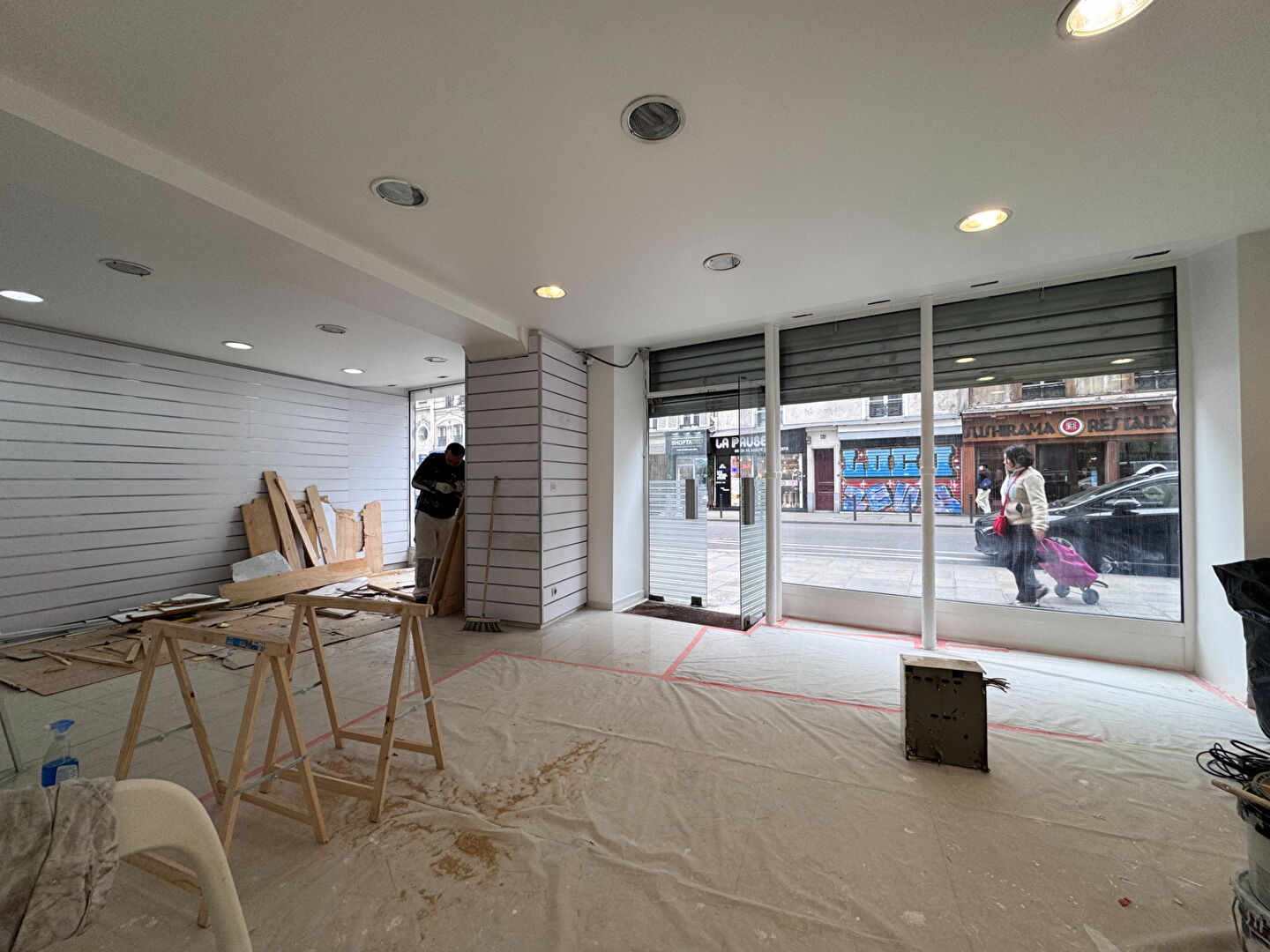 Photo mairie du 10ème -  boutique 68 M2 avec 9 m de linéaire image 2/6