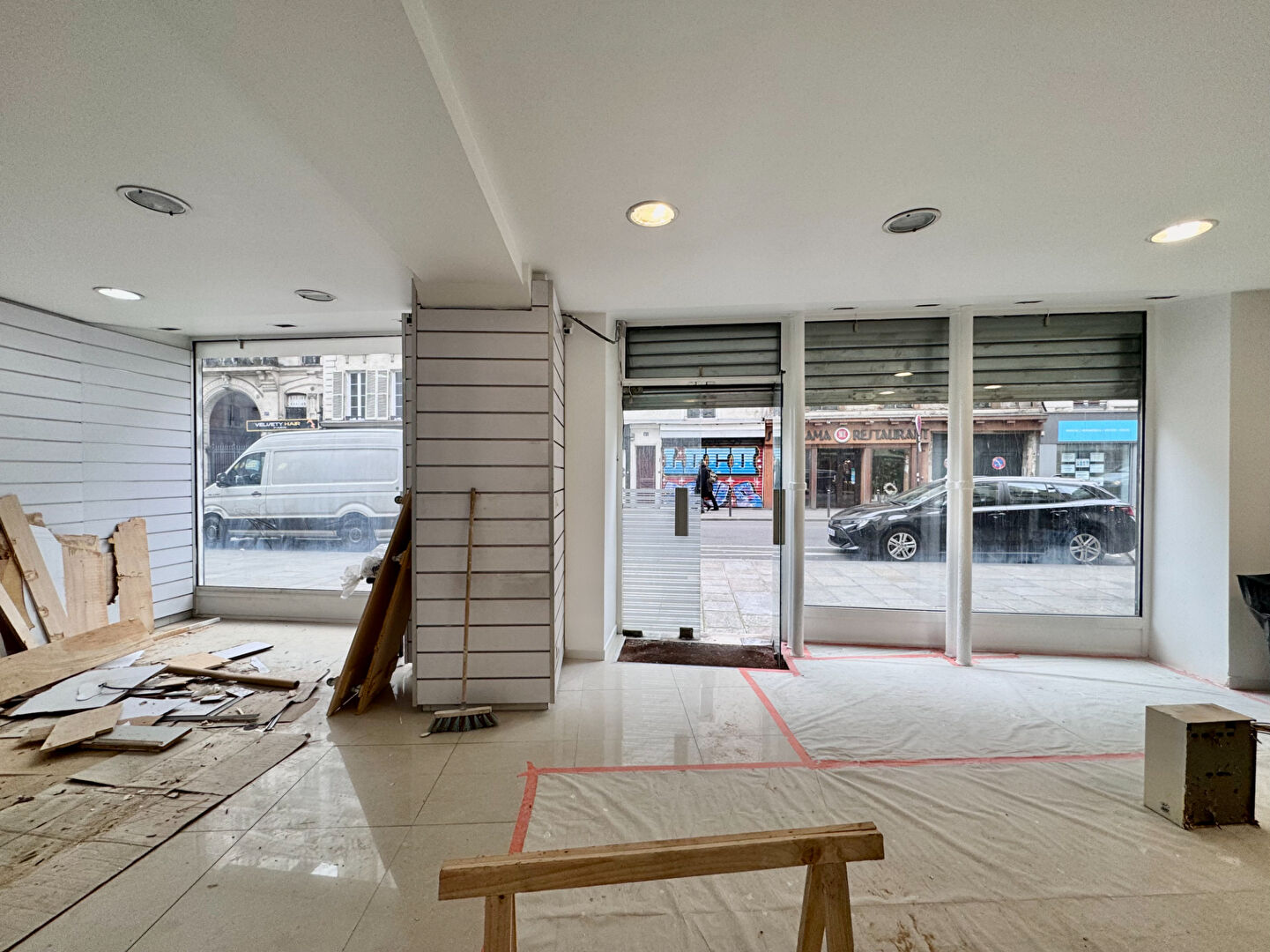 Photo mairie du 10ème -  boutique 68 M2 avec 9 m de linéaire image 3/6