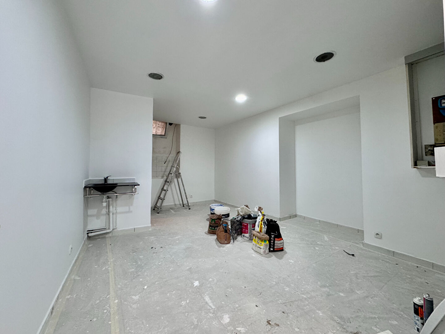 Photo mairie du 10ème -  boutique 68 M2 avec 9 m de linéaire image 4/6