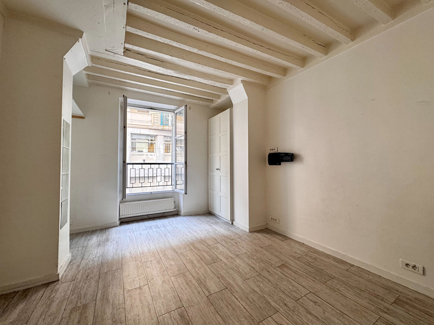 PARIS 8ÈME - STUDIO - À VENDRE