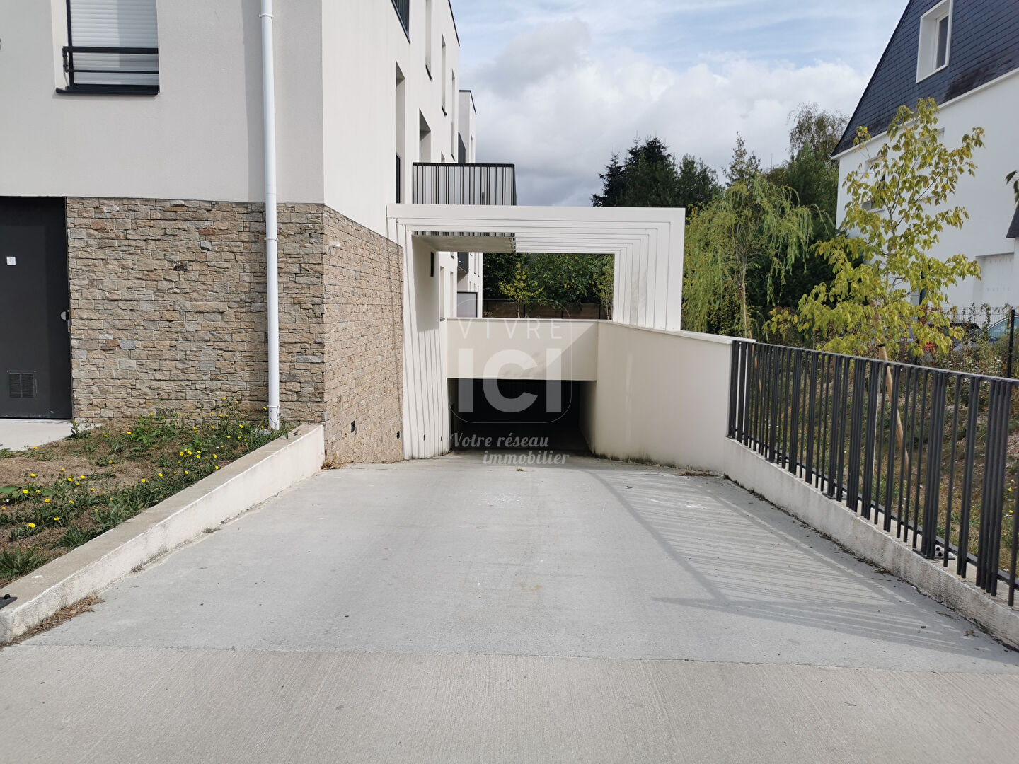 A louer Place de parking / stationnement sécurisée à Sautron 17.86 m2