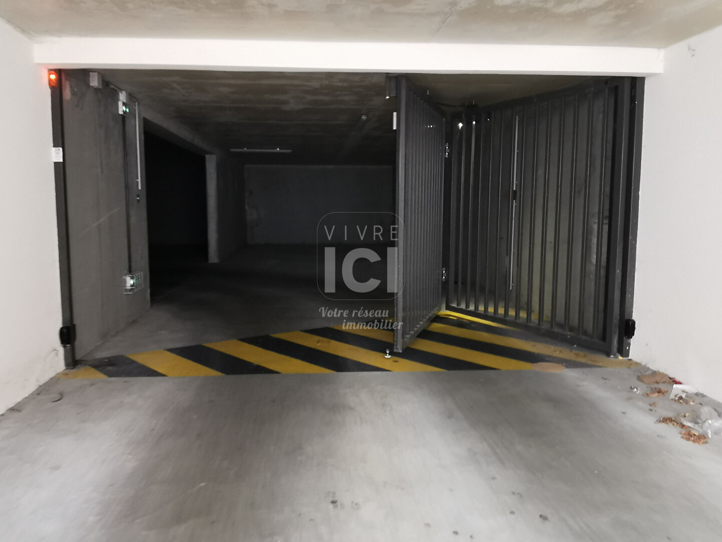 Photo Place de parking / stationnement sécurisée à Sautron  plein centre ville 17.86 m2 image 2/5