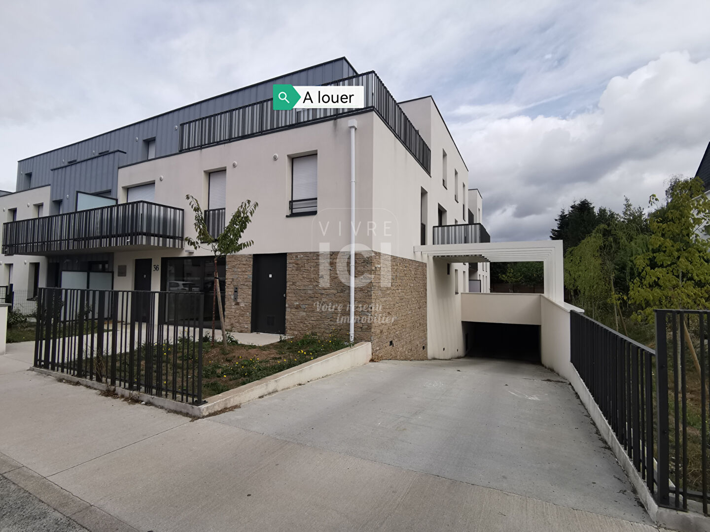 Photo Place de parking / stationnement sécurisée à Sautron  plein centre ville 17.86 m2 image 4/5