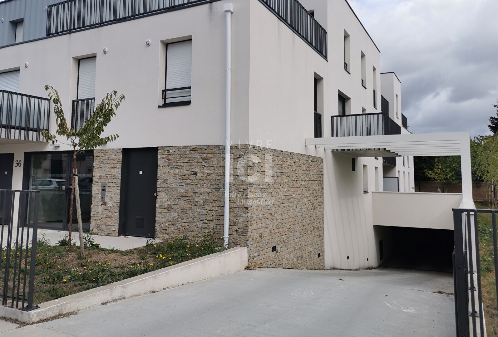 Photo Place de parking / stationnement sécurisée à Sautron  plein centre ville 17.86 m2 image 5/5