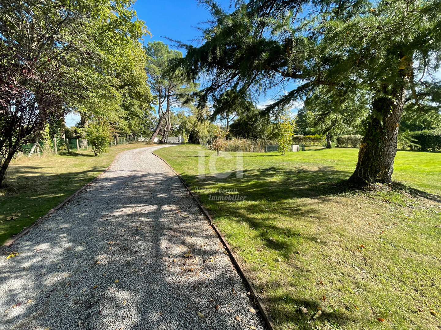 Photo MAISON - 3 CHAMBRES - -PLAIN PIED -170M² - 8000M² - CALME - GRANDCHAMP DES FONTAINES image 4/6