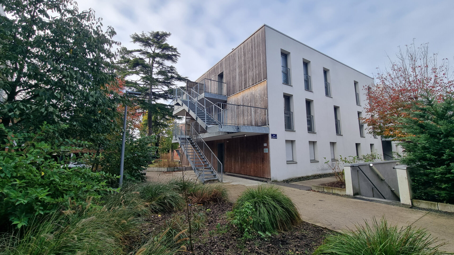 Beau T3 lumineux avec terrasse et 2 stationnements sécurisés