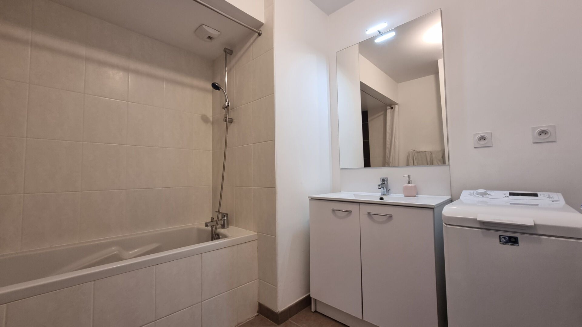 Photo Beau T3 lumineux avec terrasse et 2 stationnements sécurisés image 4/6