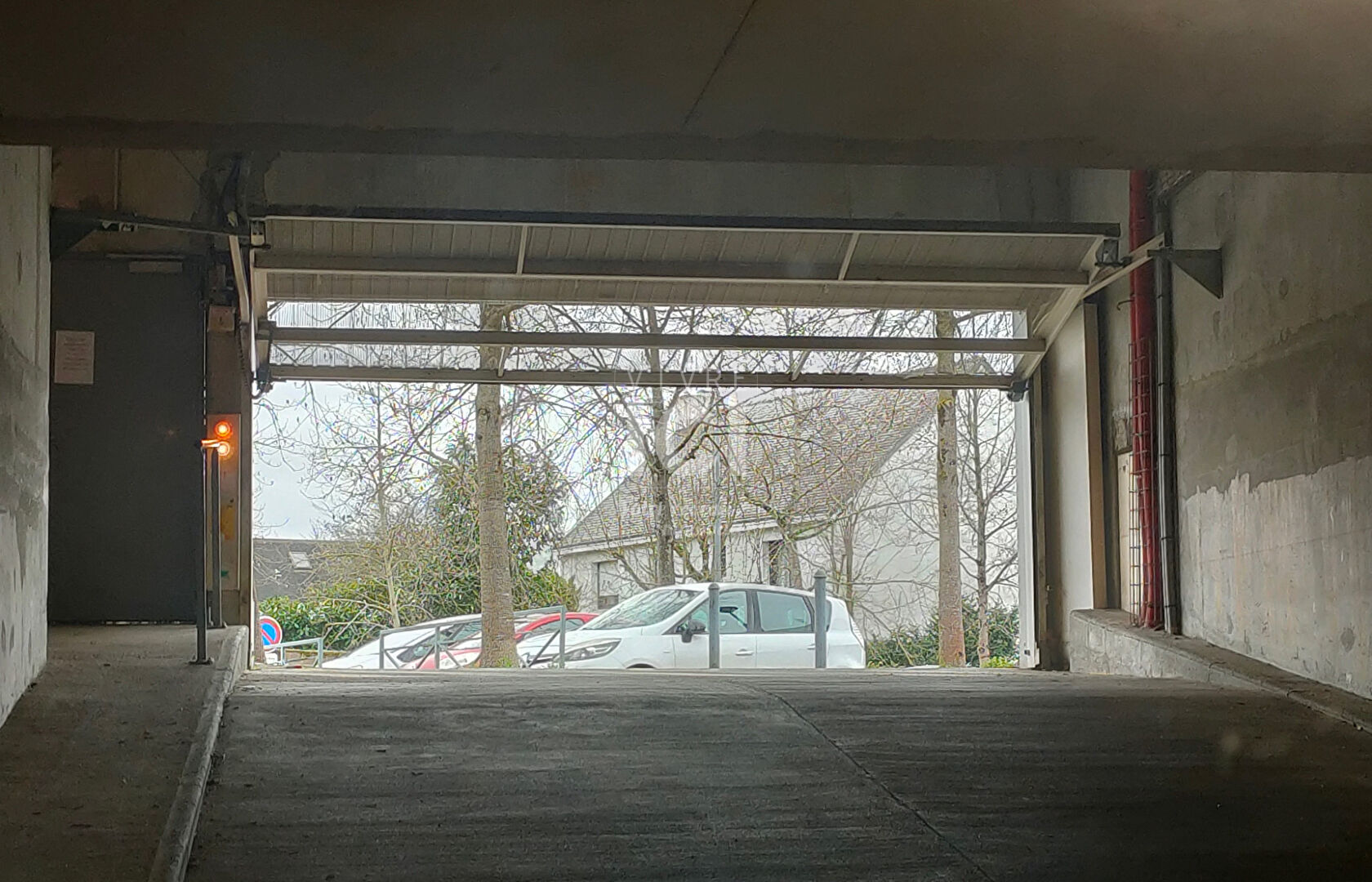 Photo NANTES proche ORVAULT - rue Albert Giacometti / BOX 14m² en sous-sol sécurisé image 3/4