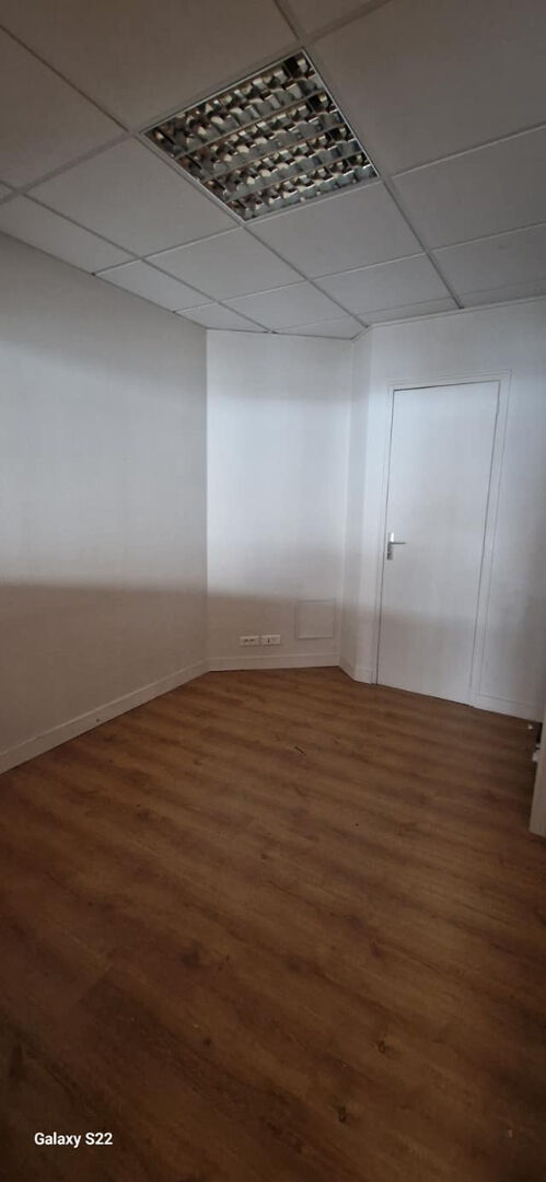 Photo Local commercial Rosporden 61.70 m2 image 4/6