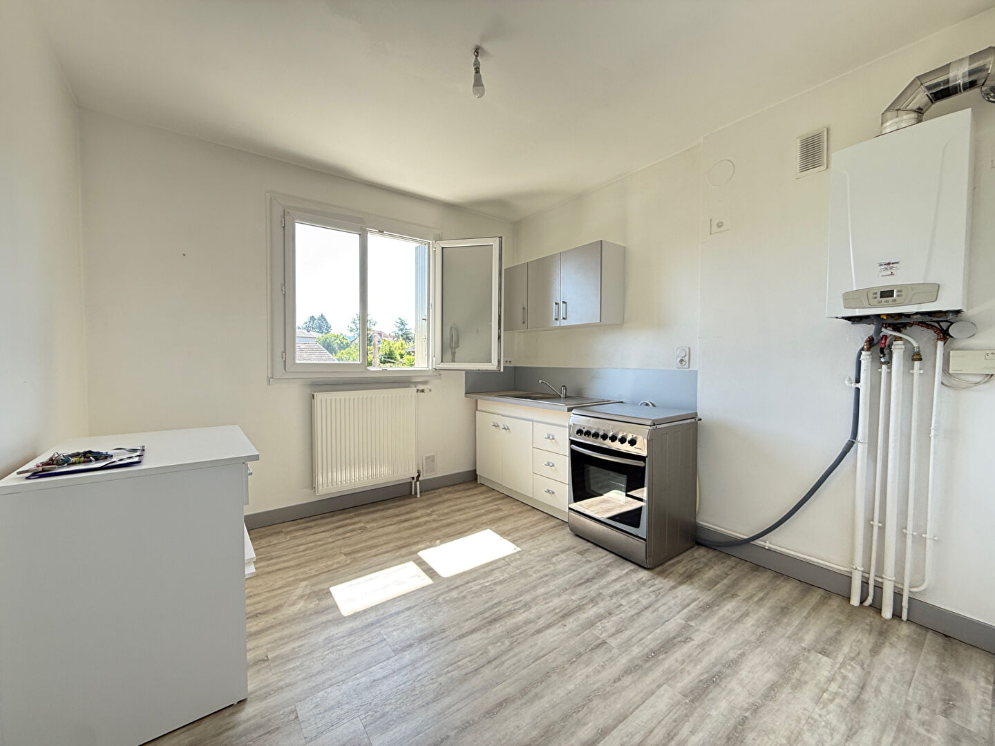 Photo Appartement Lons-Le-Saunier 68 m² / 3 pièces / 2 chambres / garage image 2/6