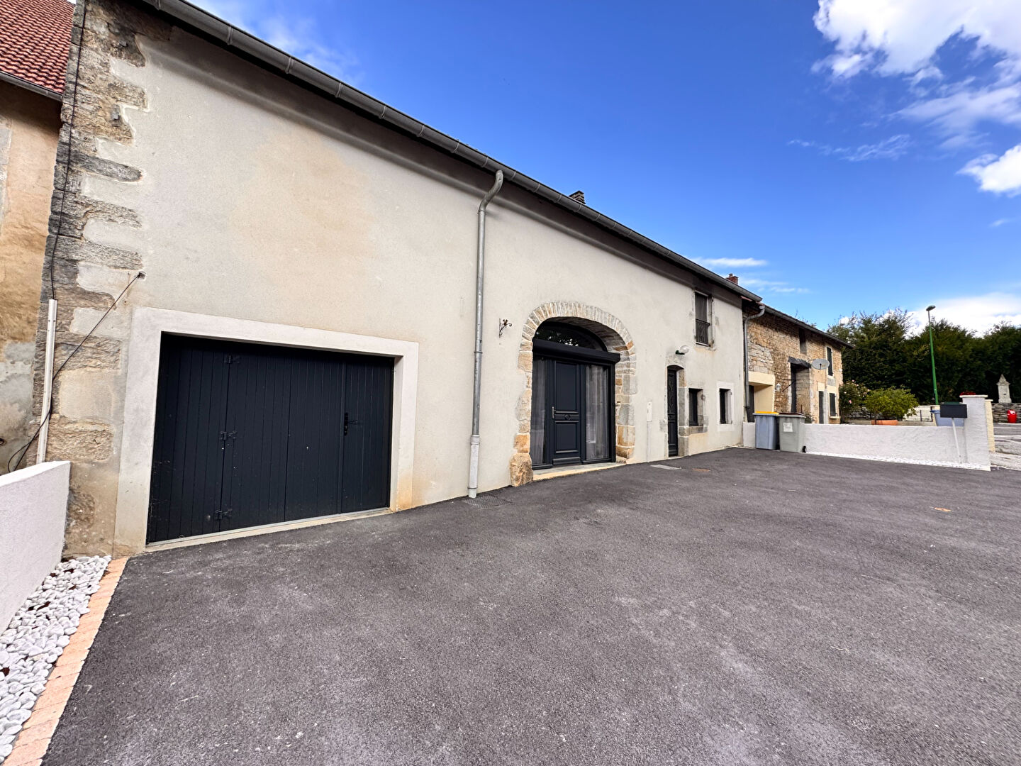 Presilly  Maison en pierre rénovée, 5 chambres, charme et volume 216 m2