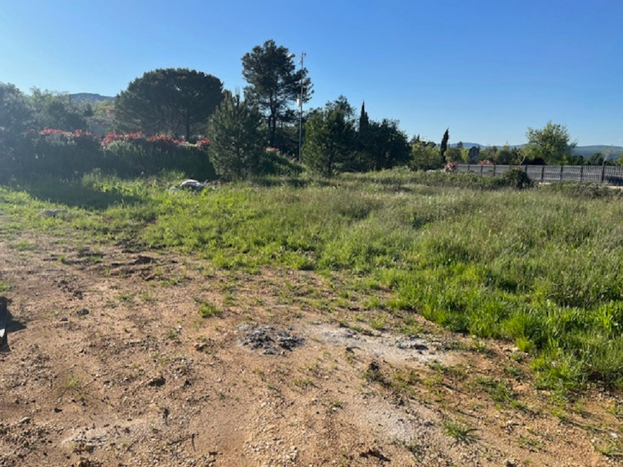 TERRAIN LOT A  . ST MAXIMIN LA STE BAUME - 787 m2