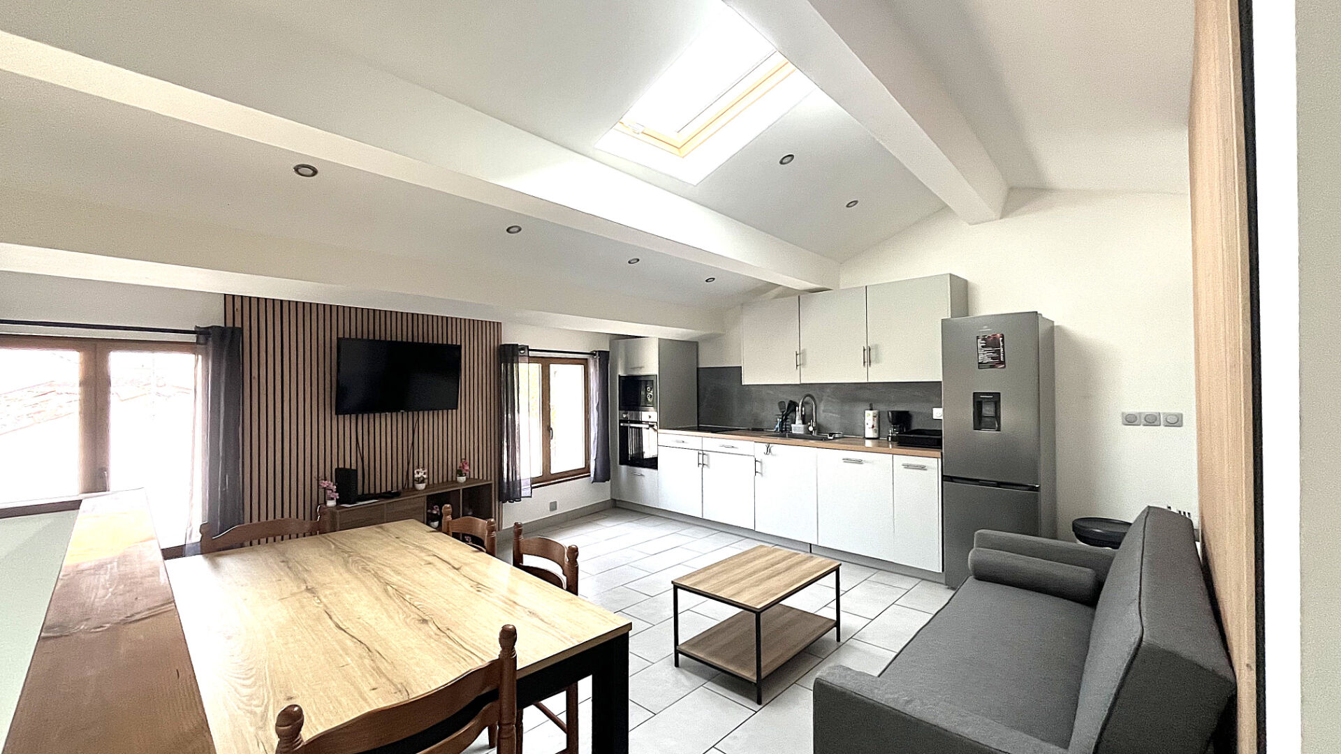 Maison de village T3 entièrement rénovée avec garage à vendre à Rougiers