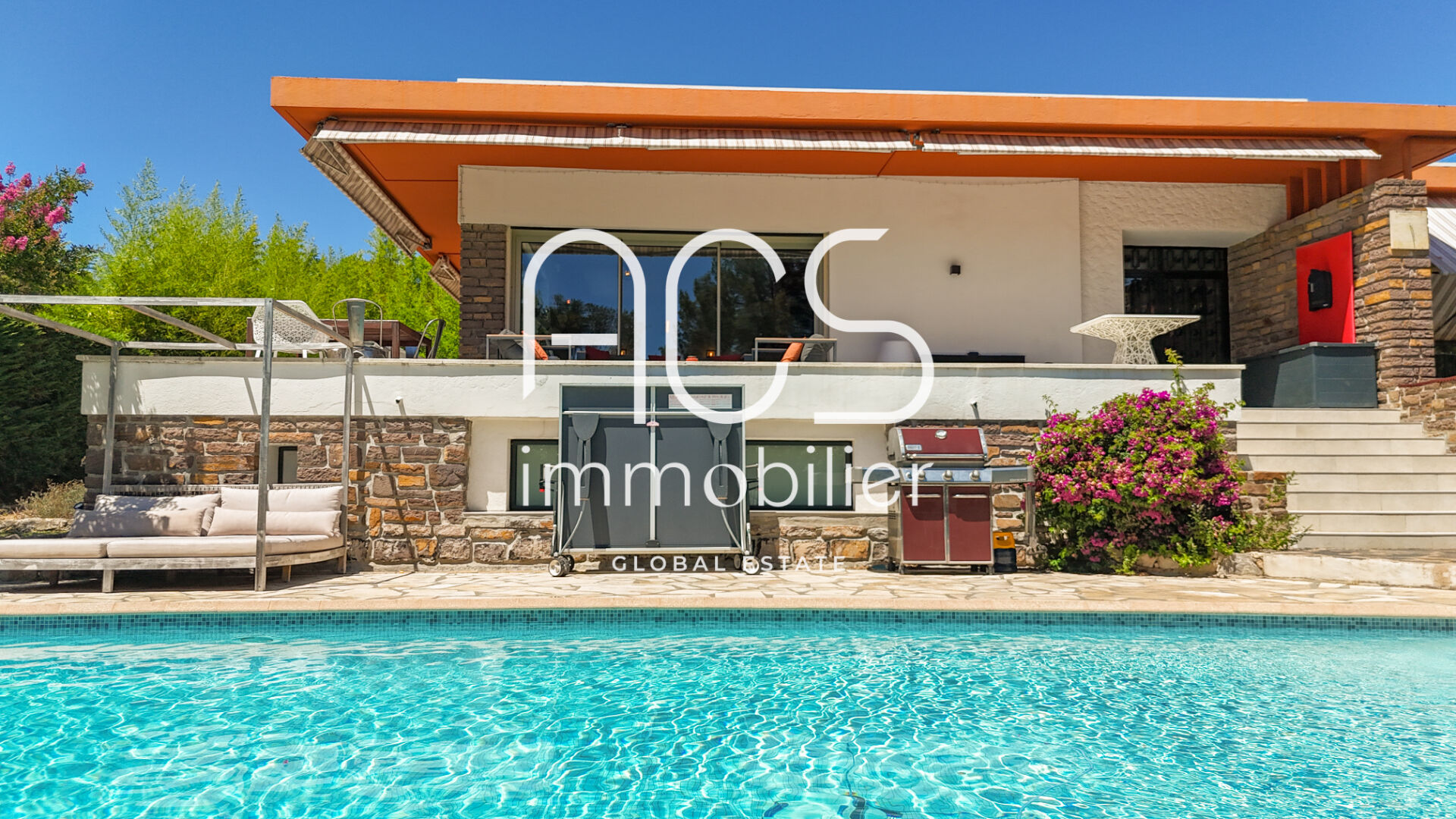 Vente Villa rénovée de 270 m² avec piscine et jardin paysager - 5 min en voiture de la plage