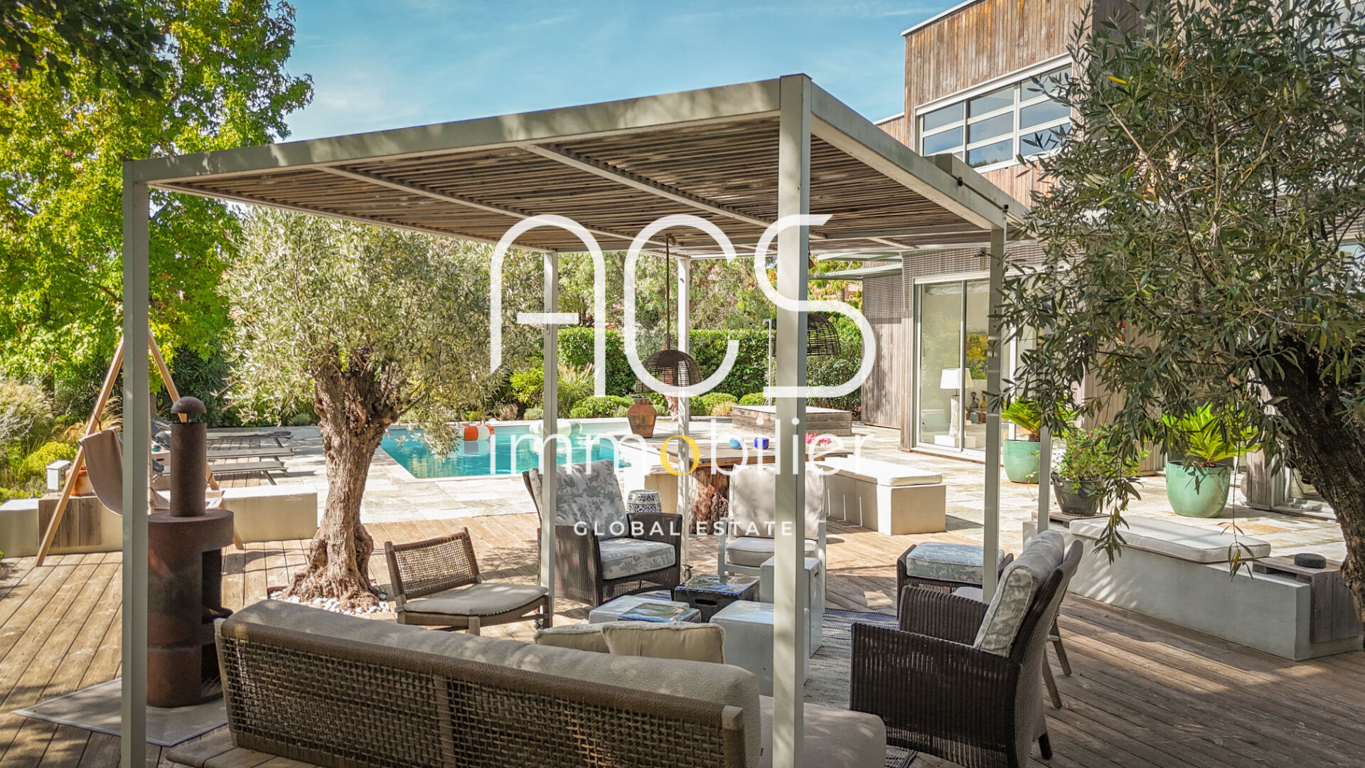 Villa d'architecte d'exception à vendre à Saint-Raphaël - 183 m² avec piscine et terrasse