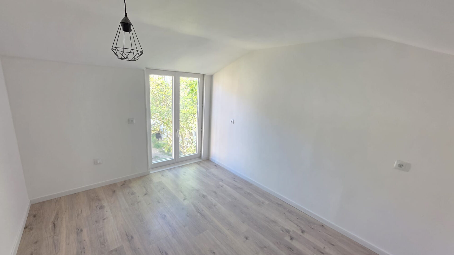 Photo MAISON SEUGY 2 CHAMBRES TERRASSE ET STATIONNEMENT image 3/6