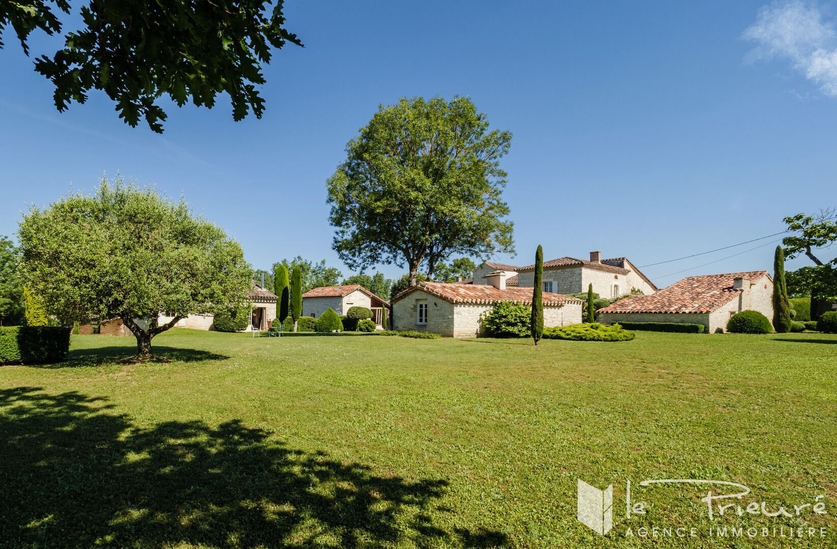 A seulement 10 km d'Albi. Propriété de charme dans un cadre idyllique, 3 habitations, dépendances et 2 hectares de terrain et piscine. Idéale projets familiaux ou professionnels