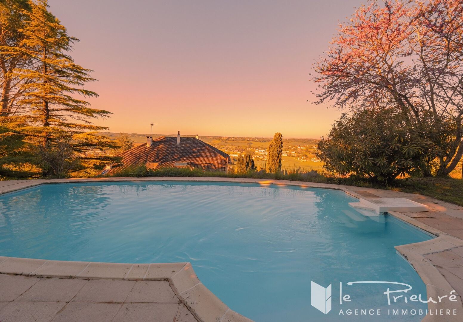 Maison lumineuse avec vue dominante, piscine, 2 garages et grand terrain arboré à 5 min du CV d'Albi - cadre paisible idéal pour une vie de famille