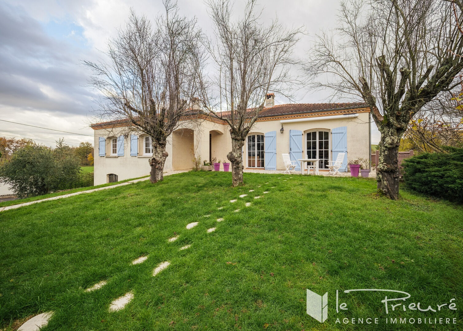 Grande maison avec vue dégagée, piscine, grand terrain arboré et sous-sol complet à Puygouzon