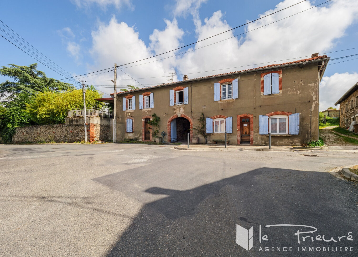 Idéal investisseur ou projet familial : ensemble immobilier complet avec 3 maisons, piscine et dépendances sur terrain de 4 378 m²