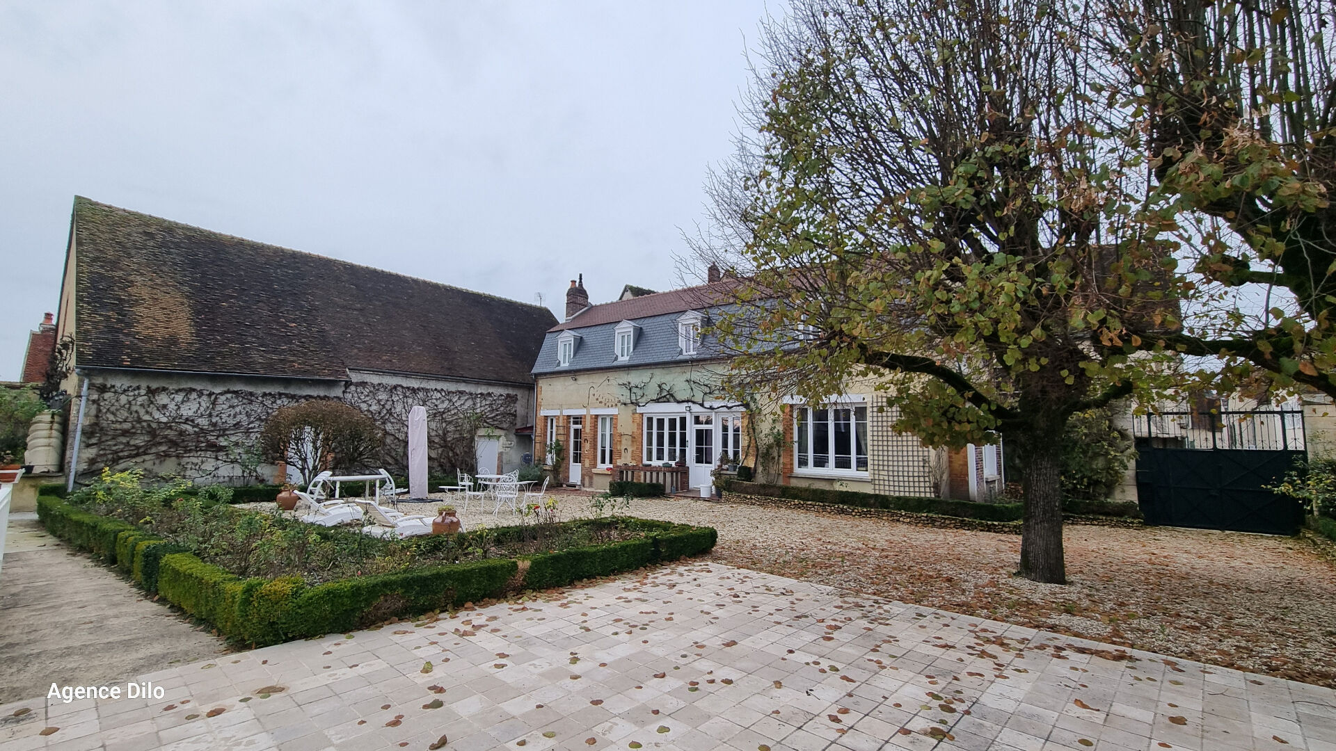 Photo Maison ancienne, centre historique, proche commerces image 1/6