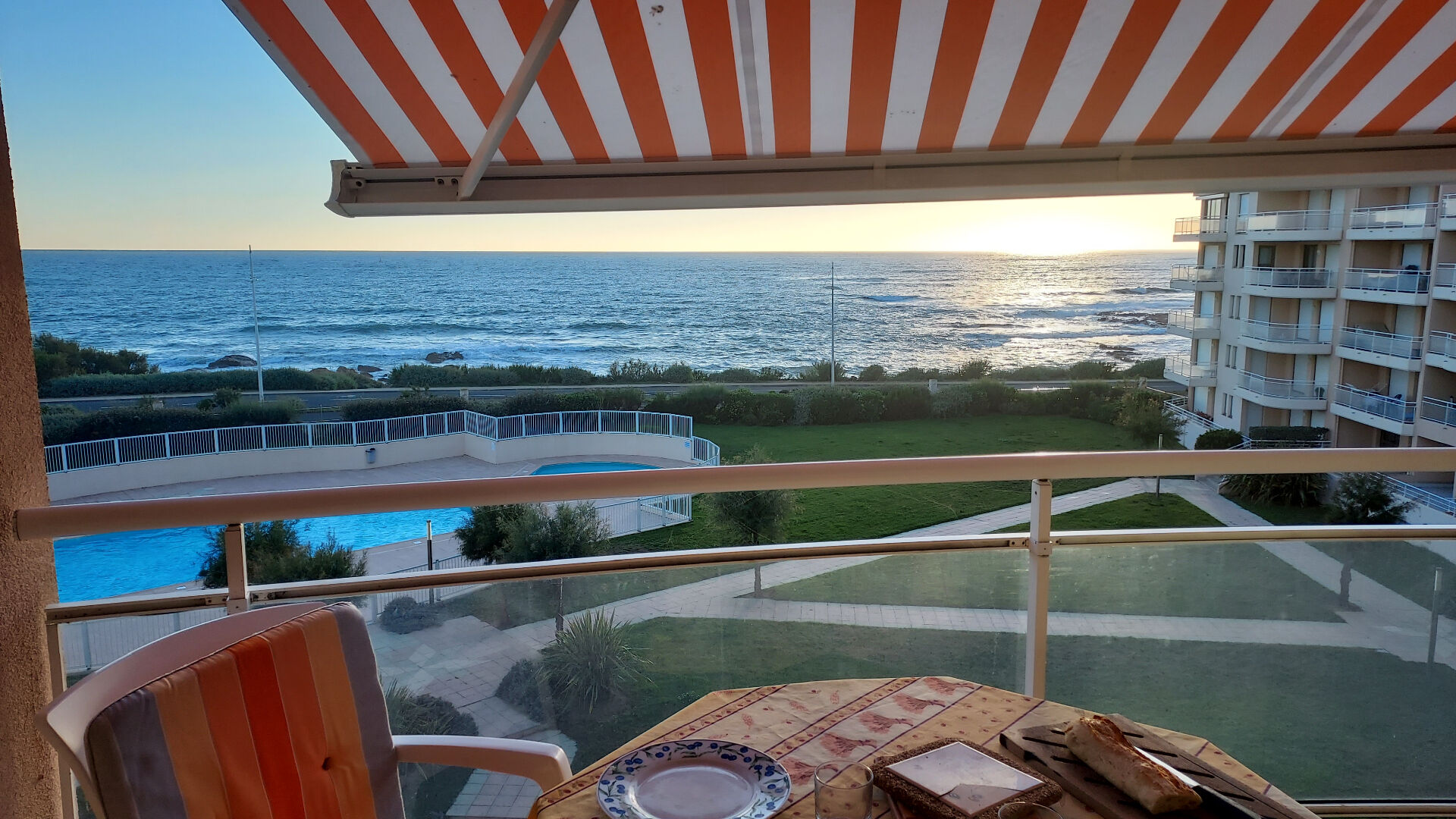 FACE MER DANS RESIDENCE AVEC PISCINE