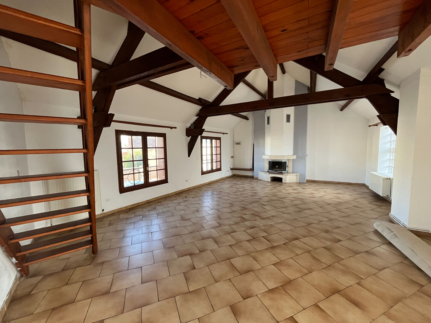 Photo IMMEUBLE EN VENTE A SAACY SUR MARNE image 2/6