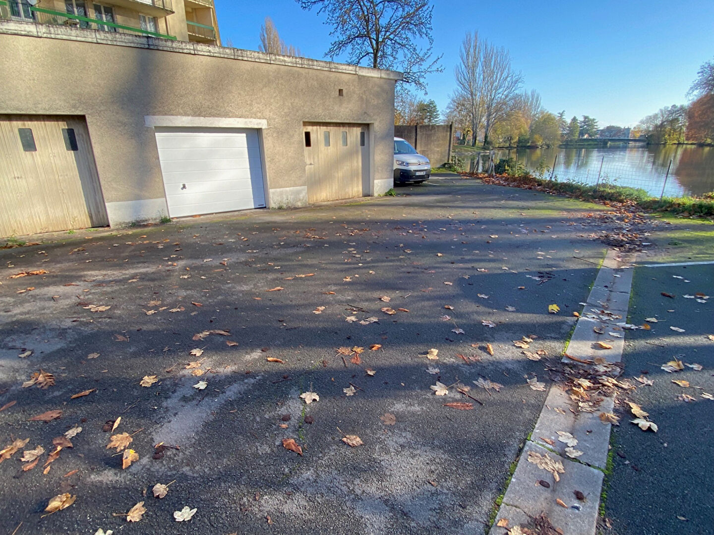 Photo GARAGE BOURGES - 16 m2 image 2/6