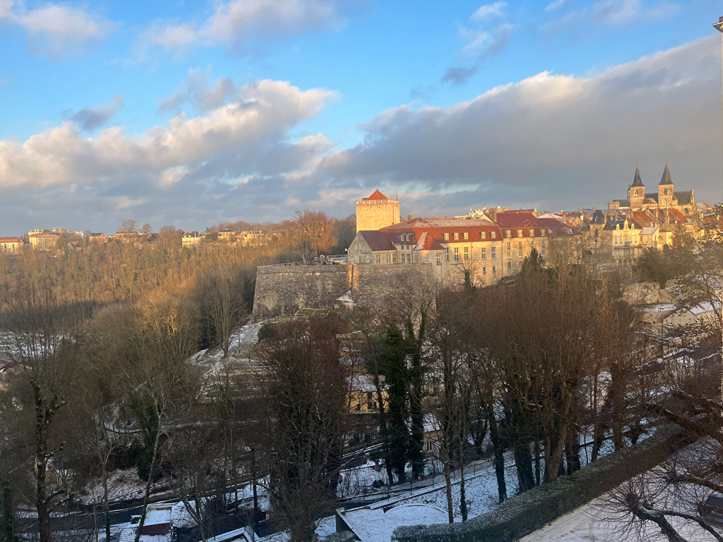 Appartement F5 en bon état proche centre-ville à pieds