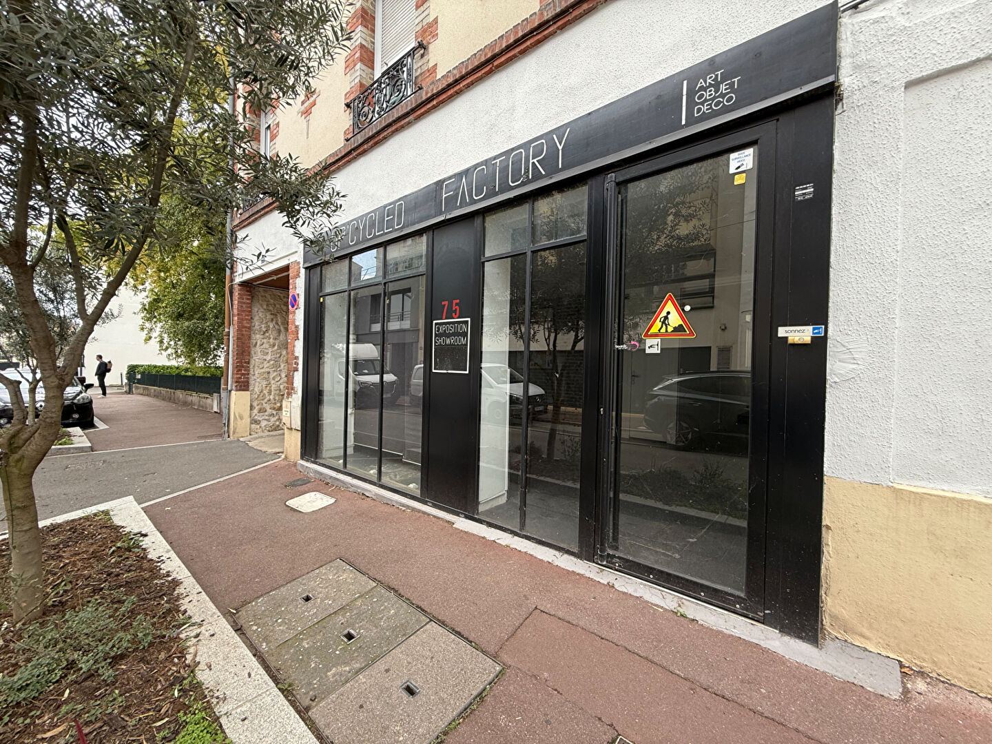 Photo Local commercial Suresnes 2 pièce(s) 53 m2 image 2/6