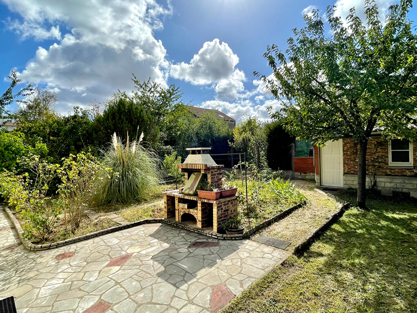 Colombes = rue Ménelotte  = Maison  4 pièces de 154m² - Terrain 650m²