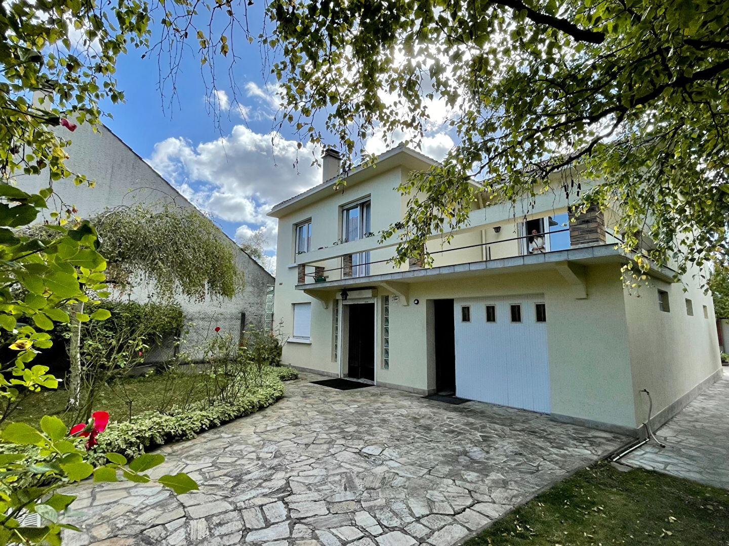 Photo Colombes = rue Ménelotte  = Maison  4 pièces de 154m² - Terrain 650m² image 2/6