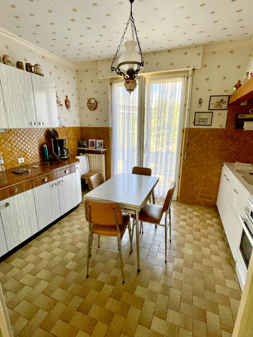 Photo Colombes = rue Ménelotte  = Maison  4 pièces de 154m² - Terrain 650m² image 4/6