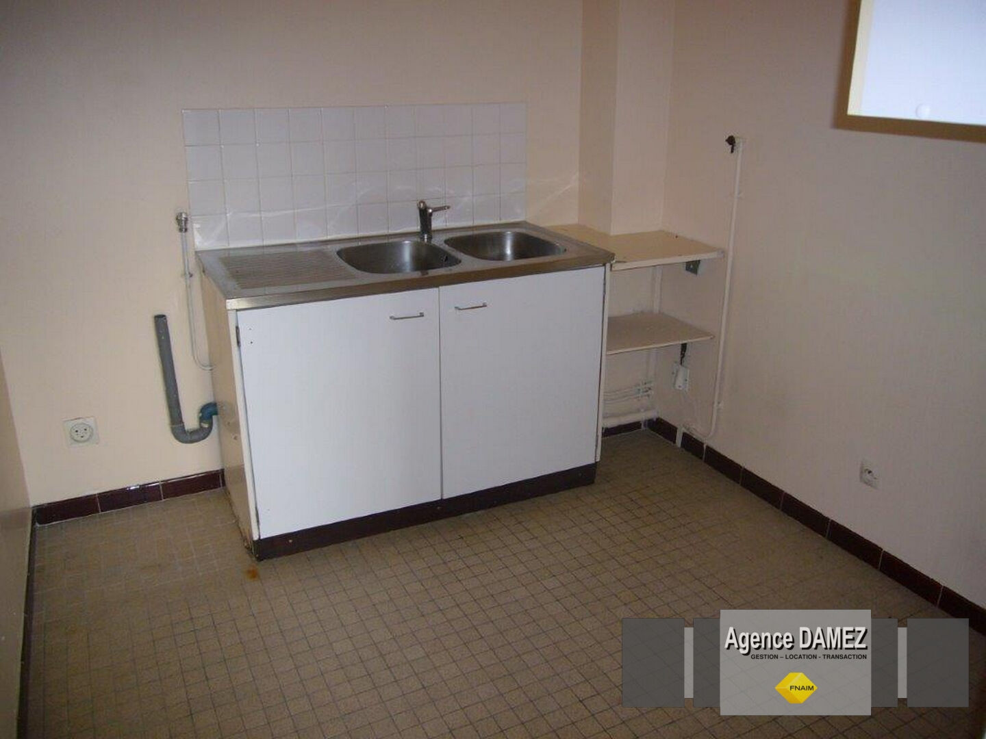 A Dourdan, Appartement F1 avec balcon, cave et parking, proche commerces