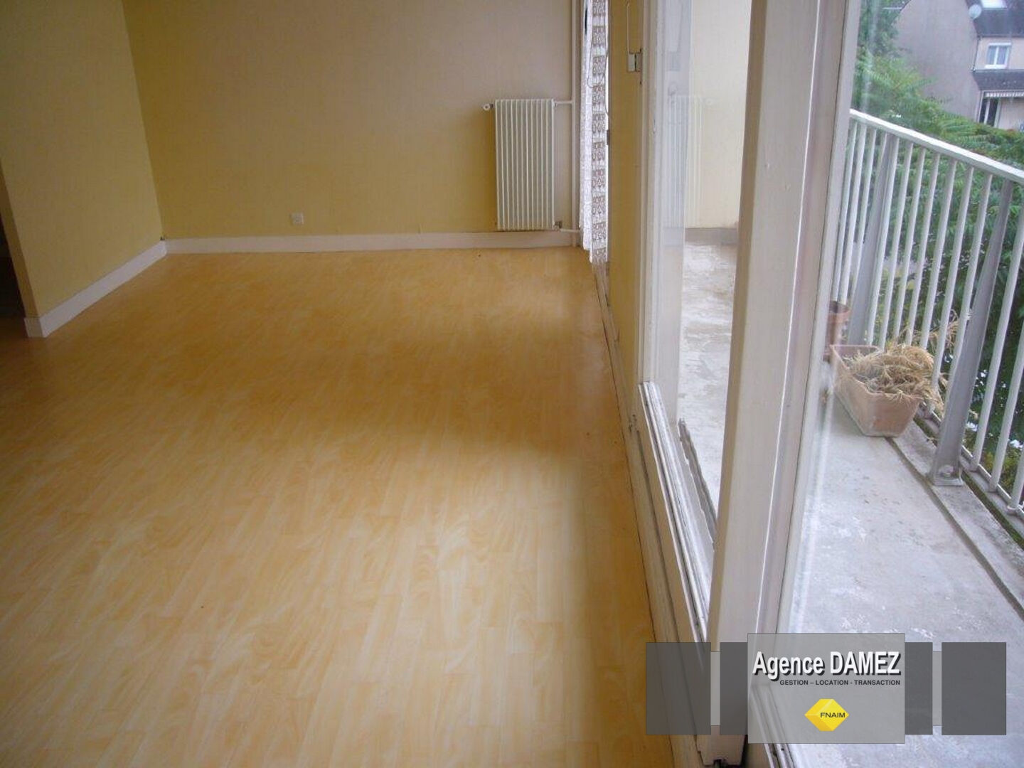 A Dourdan, Appartement F1 avec balcon, cave et parking, proche commerces