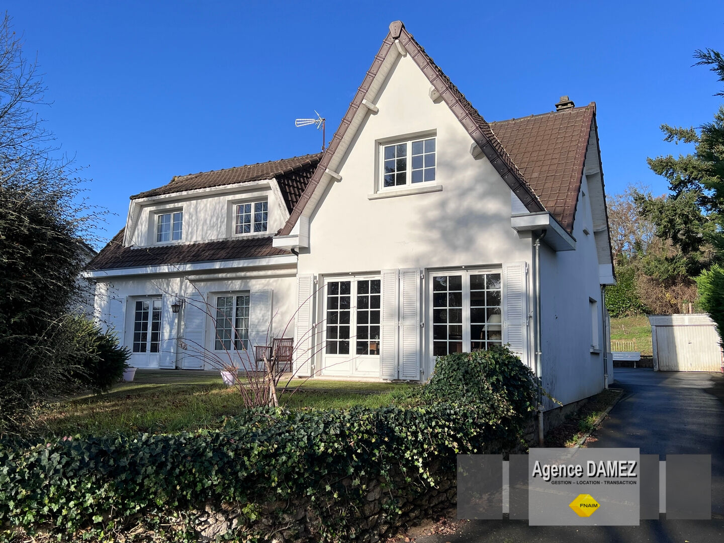 Maison de 8 pièces à 4 minutes de Dourdan, 200 m² avec sous-sol, garage, et grand terrain de 1723 m²