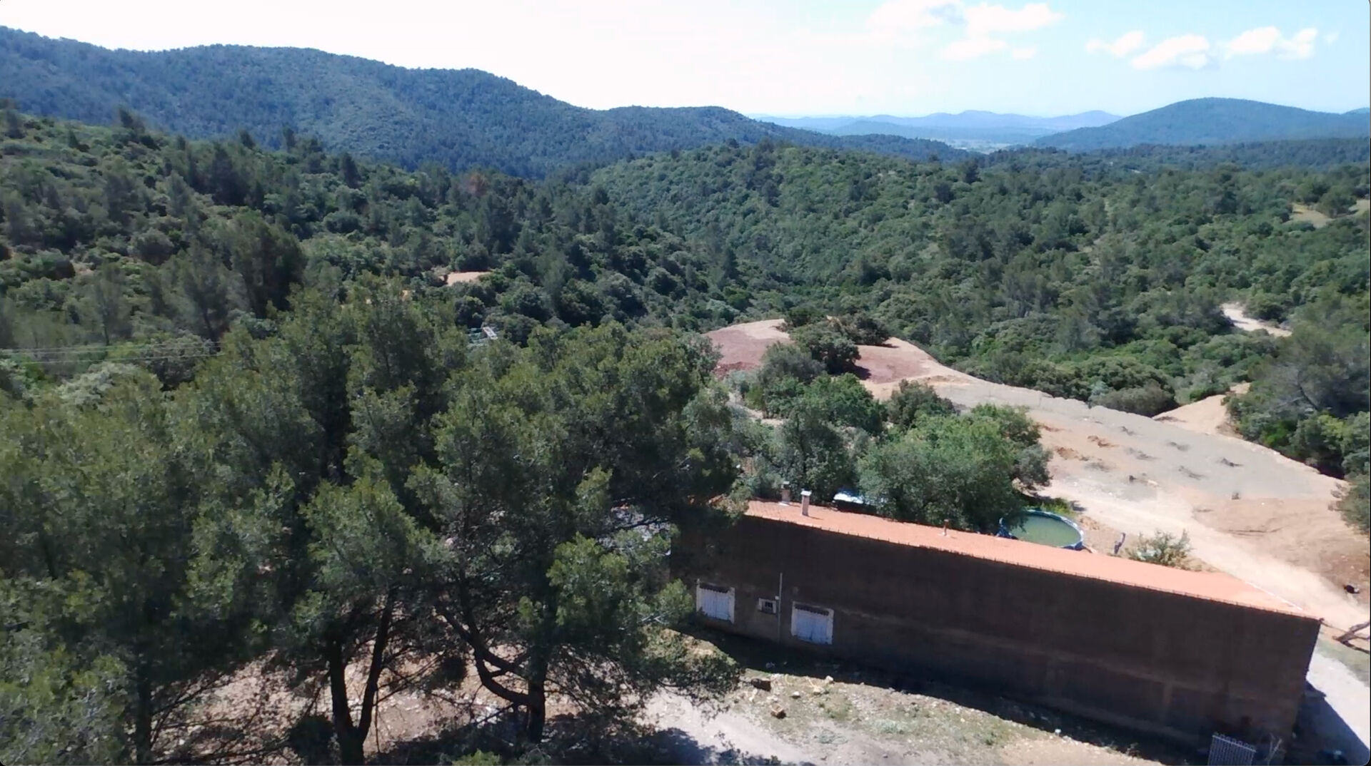 DOMAINE de 238 hectares avec ancienne bergerie et hangar