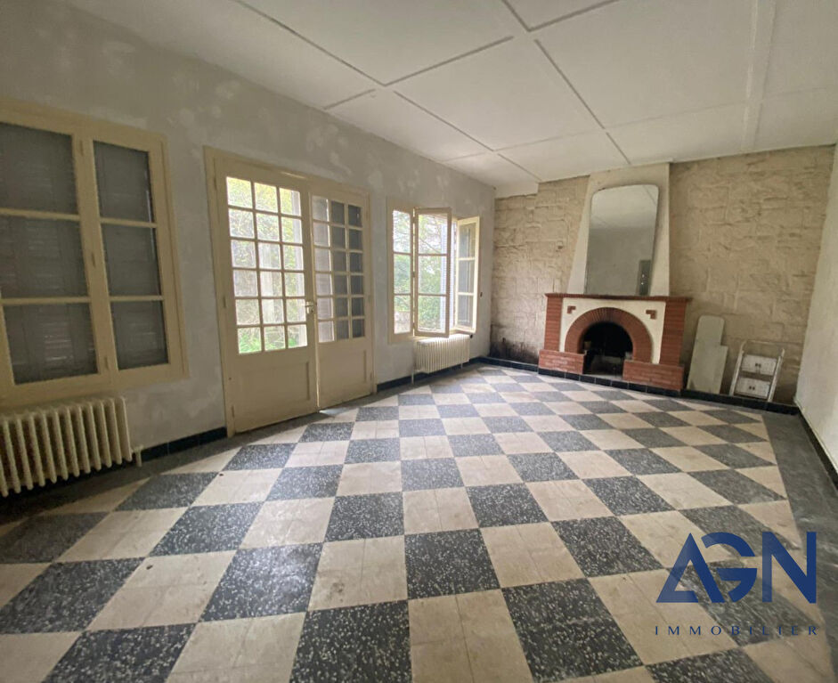 Photo A VENDRE NIMES : Grande Villa à rénover de 5 pièces 131 m2 sur un terrain de 2145m² image 3/6