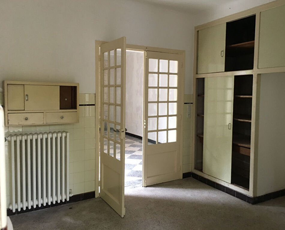 Photo A VENDRE NIMES : Grande Villa à rénover de 5 pièces 131 m2 sur un terrain de 2145m² image 4/6