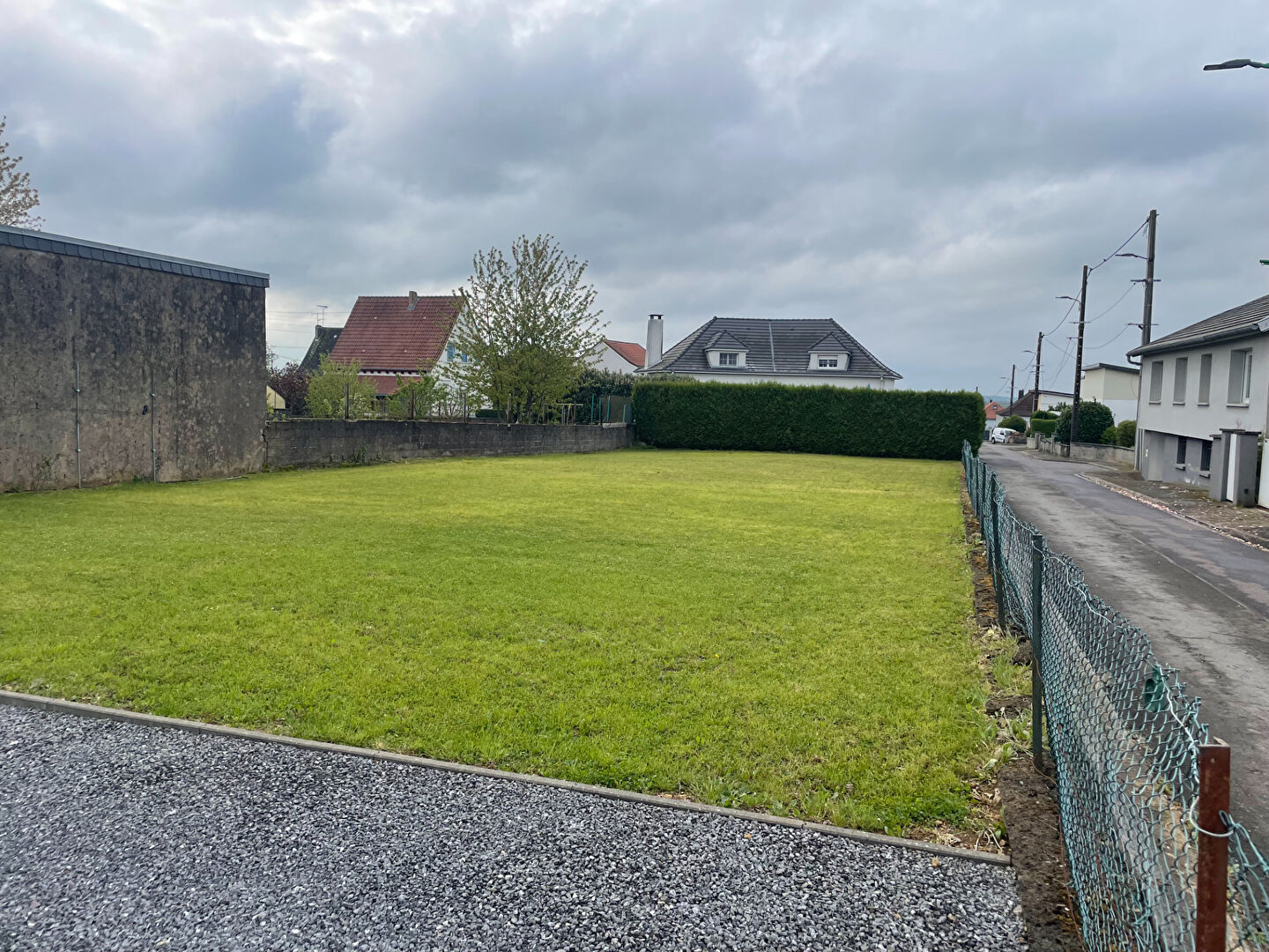 Photo Terrain constructible à Trieux de 591 m2. image 2/2