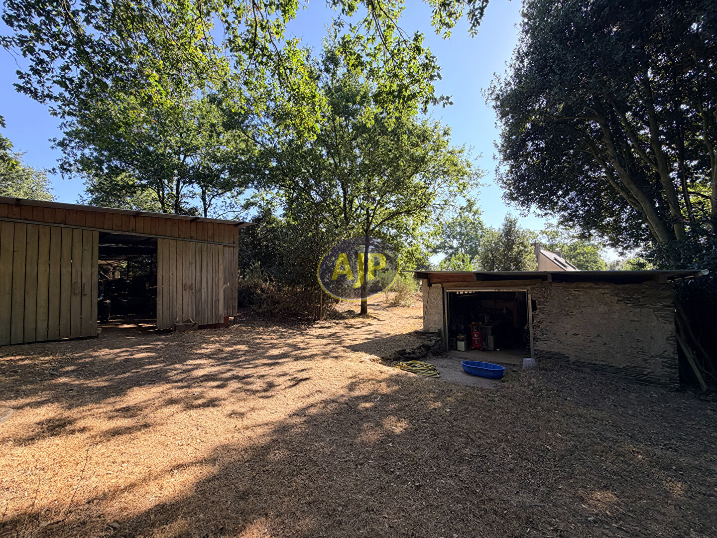 Ensemble  Maison, dépendances sur  1 Hectare 4 de terrain - photo 9