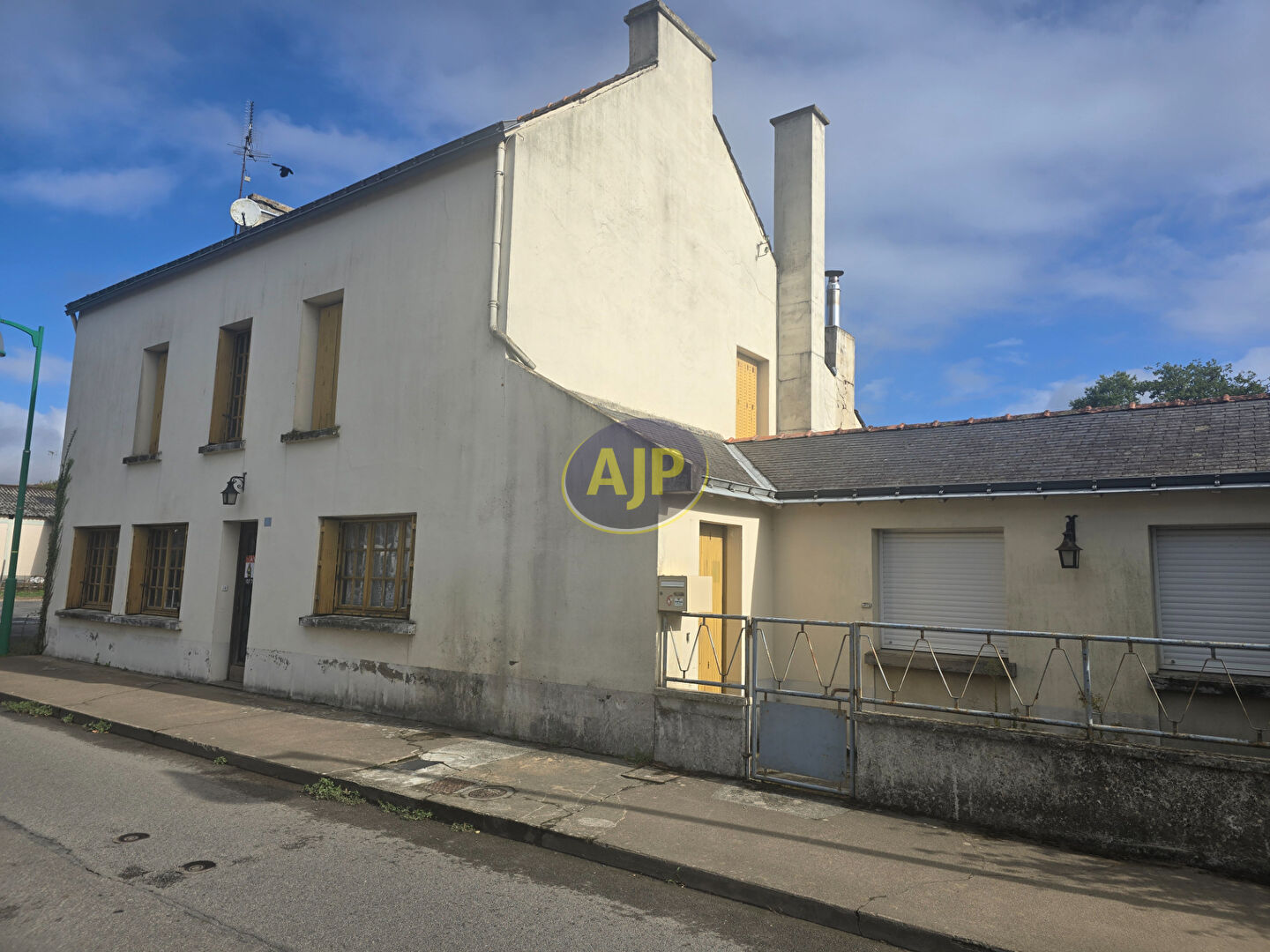 Bourg de CONQUEREUIL, maison 135 m²  7 pièces, terrain - photo 1