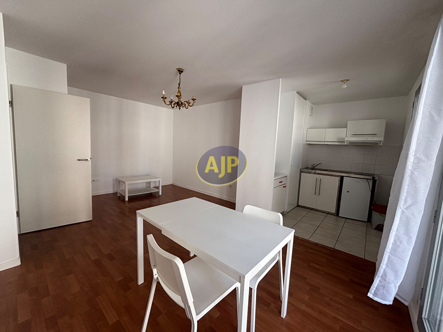 T2 MEUBLE + PARKING BACALAN - photo 2